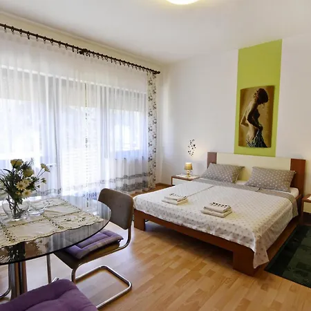 With Parking Space - 22482 Умаг